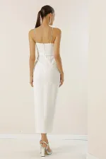 Robe de soirée en crêpe ornée de pierres et fendue sur le devant, doublée.