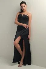 Robe longue en satin doublée sans bretelles avec armatures sur le devant pour femme