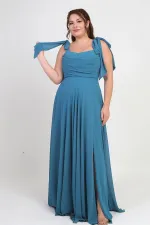 Robe longue en crêpe mousseline de soie, doublée, à col en V et épaules dénudées, disponible en grandes tailles.