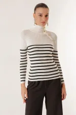 Blazer Çizgili Omzu Süs Düğmeli Boğazlı Kazak