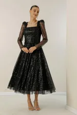 Robe à col carré, manches longues, doublée, sequins et perles