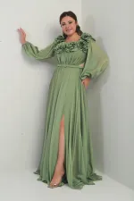 Robe longue BB en mousseline doublée, ceinturée et ornée d'un décolleté Madonna à fleurs