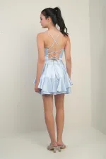 Robe courte en satin à bretelles et armatures, doublée et ornée de plusieurs couches, avec dos nu et bretelles fines.