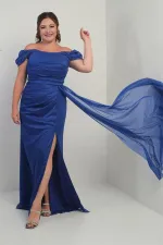 Robe longue pailletée grande taille, manches courtes, doublée, drapée sur le devant et fendue.