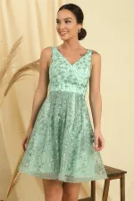 Robe en dentelle doublée à col en V