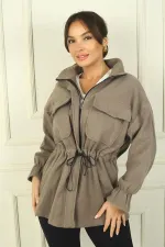 Manteau en cachemire pour femme avec fermeture éclair sur le devant, taille et poignets froncés, et double poche.