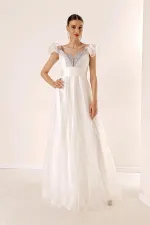 Robe longue en tulle doublée, décolleté en V devant et dos, bretelles spaghetti, manches tombantes, détail en pierre sur le devant.