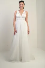 Robe de princesse longue doublée, à col en V et bretelles épaisses, ornée de dentelle et de tulle.