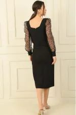 Robe à encolure carrée et manches en tulle à sequins