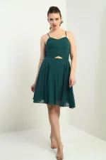 Robe courte évasée en mousseline de soie doublée avec bretelles en corde dans le dos et fenêtre devant