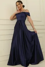 Robe longue en satin doublée, à bretelles, ornée de pierres et à encolure carrée