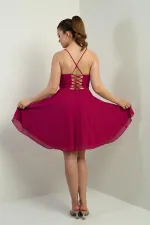 Robe courte évasée en mousseline doublée, à bretelles, à nouer dans le dos et à ouverture sur le devant