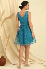 Robe en dentelle doublée à col en V