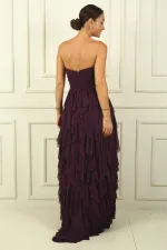 Robe longue bustier en tulle avec détails en pierres sur le devant, drapée, doublée, avec fentes latérales et volants.