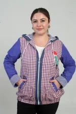 Manteau à capuche grande taille pour femme, avec poche avant zippée, détails en maille et motif à carreaux.