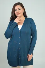 Kadın Kolları Düğme Detaylı Taş Harf Baskılı Soğuk İplik Büyük Beden Hırka