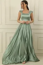 Robe longue en satin doublée, à bretelles, ornée de pierres et à encolure carrée