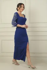 Robe longue en crêpe pour femme, décolleté en cœur, ceinture à boucle, manches ornées de pierres et fente.