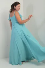 Robe longue en crêpe mousseline de soie, doublée, à col en V et épaules dénudées, disponible en grandes tailles.