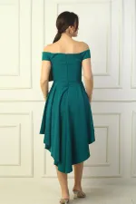 Robe courte évasée en crêpe doublée, décolleté Madonna, devant court, dos long.