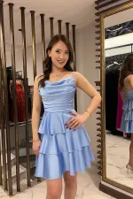 Robe courte en satin pour femme avec jupe à volants et bretelles en corde dans le dos