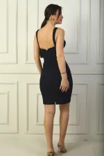 Robe courte en crêpe à bretelles épaisses, doublée et à armatures, ornée de perles et de détails épais.