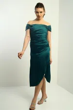 Robe courte asymétrique drapée en satin à col Madonna pour femme