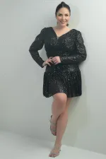 Robe à sequins grande taille pour femme, décolleté en V devant et dos, doublée, manches longues drapées, ornée de sequins.