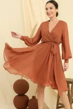 Robe en mousseline doublée à col cache-cœur et manches longues