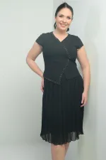 Robe courte grande taille pour femme avec détails en pierre, doublée, entoilée, double jupe et plis en mousseline