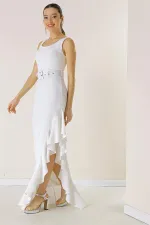 Robe longue en crêpe doublée, avec volants sur les côtés et ceinture à la taille.