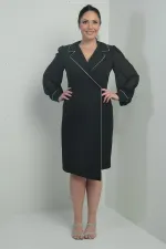 Robe courte grande taille en mousseline à manches courtes et col cache-cœur, bouton unique.