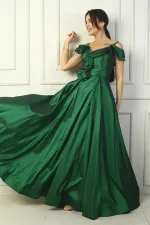 Robe de soirée longue en taffetas à bretelles et col bateau pour femme, ornée de roses, doublée et dotée de poches.