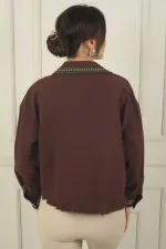 Chemise à poche unique avec boutons métalliques brodés pour femme