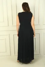 Robe longue plissée, doublée, en mousseline BB avec boucle à la taille