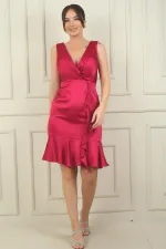 Robe courte en satin pour femme, doublée, à col cache-cœur, drapée sur le devant et ornée de volants.