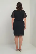 Robe en mousseline grande taille pour femme, ornée de cristaux aux épaules et à la taille, doublée et avec pochette.