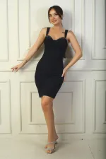 Robe courte en crêpe à bretelles épaisses, doublée et à armatures, ornée de perles et de détails épais.