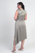Robe asymétrique grande taille en crêpe satin à encolure cache-cœur et boutons décoratifs