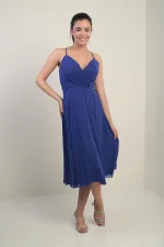 Robe en mousseline évasée à bretelles croisées et dos lacé, doublée, avec encolure cache-cœur et bretelles.