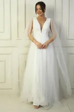 Robe de soirée longue en tulle pour femme, décolleté en V devant et dos, ornée de perles et à taille large.