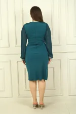 Robe courte grande taille pour femme avec devant drapé, détails en pierres et perles, manches plissées, doublure en mousseline et tissu Lycra.