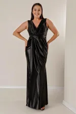 Robe longue en satin grande taille avec drapé sur le devant et détails perlés, doublée