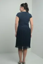 Robe courte grande taille pour femme avec détails en pierre, doublée, entoilée, double jupe et plis en mousseline