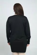 Gilet long grande taille pour femme, orné de boutons aux manches et d'un imprimé pierre.