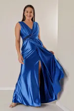 Robe longue en satin grande taille, drapée sur le devant, avec détails perlés et doublée