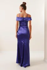 Robe longue en satin doublée, jupe plissée à col bateau