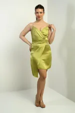 Robe courte en satin drapé à bretelles croisées et taille à pompons.