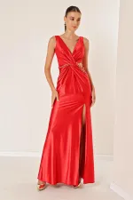 Kruvaze Yaka Astarlı Bel Dekolteli Zincir Detaylı Uzun Saten Elbise