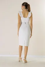 Robe en crêpe à bretelles volantées, détail globe, doublée et ceinturée à la taille